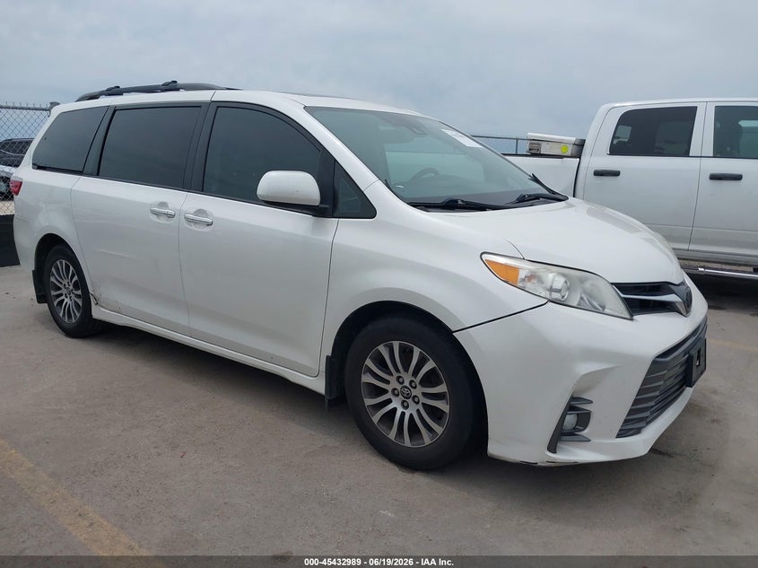 TOYOTA SIENNA XLE 8 PASSENGER 2018