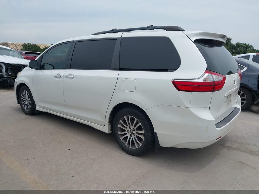 VIN 5TDYZ3DC4JS934983 2018 TOYOTA SIENNA XLE 8 PASSENGER