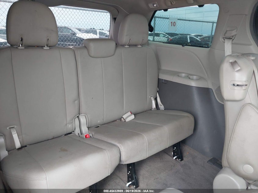 VIN 5TDYZ3DC4JS934983 2018 TOYOTA SIENNA XLE 8 PASSENGER