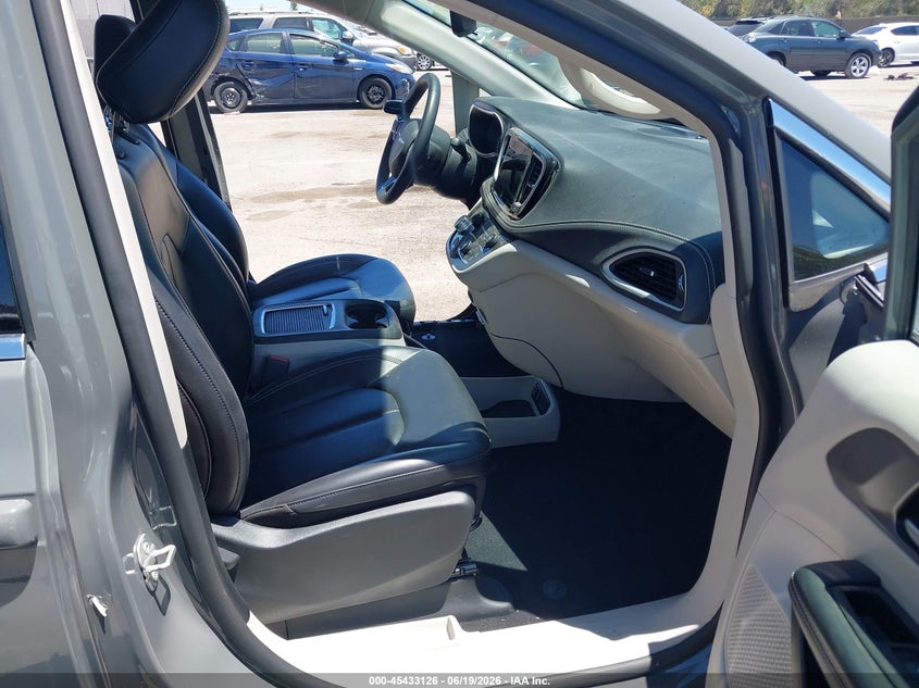 2023 CHRYSLER PACIFICA HYBRID auction photo 5