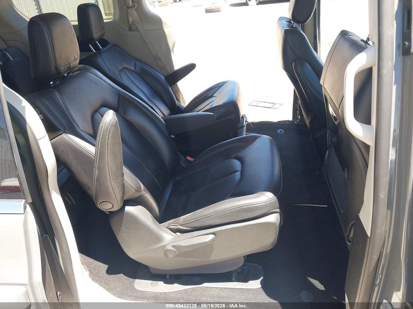 2023 CHRYSLER PACIFICA HYBRID auction photo 8