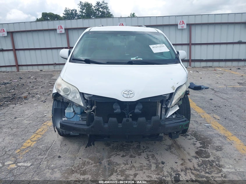 TOYOTA SIENNA - zdjęcie 12