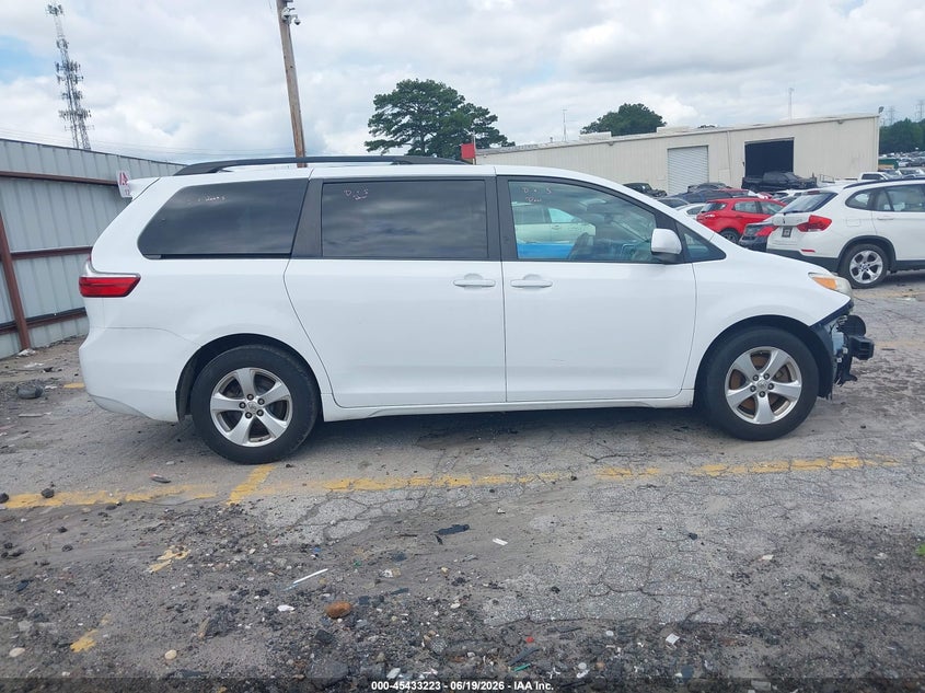 TOYOTA SIENNA - zdjęcie 13