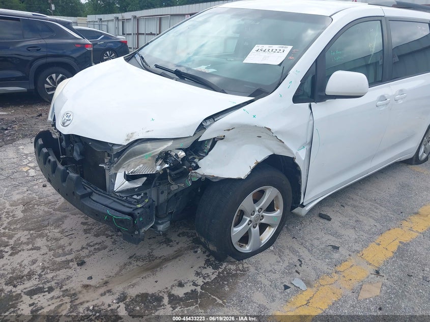 TOYOTA SIENNA - zdjęcie 6