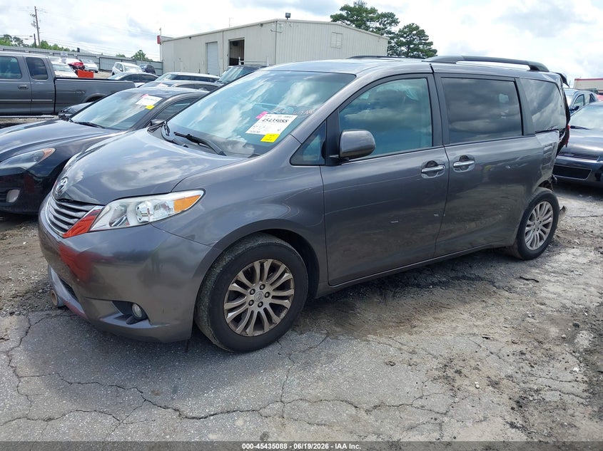 5TDYZ3DC8HS815182 2017 Toyota Sienna Xle 8 Passenger photo 1