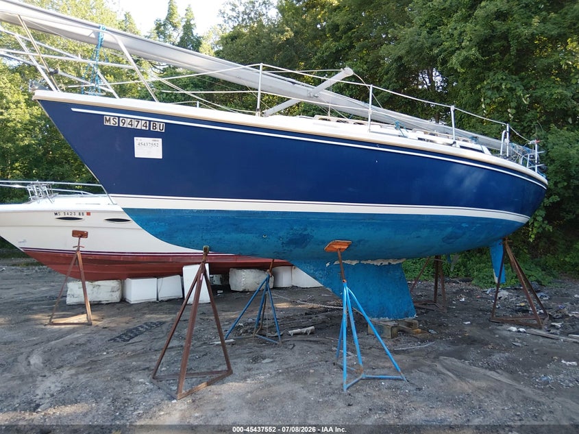 1985 CATALINA 30' auction photo 2
