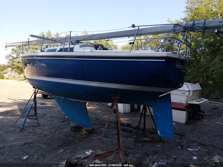 1985 CATALINA 30' auction photo 3