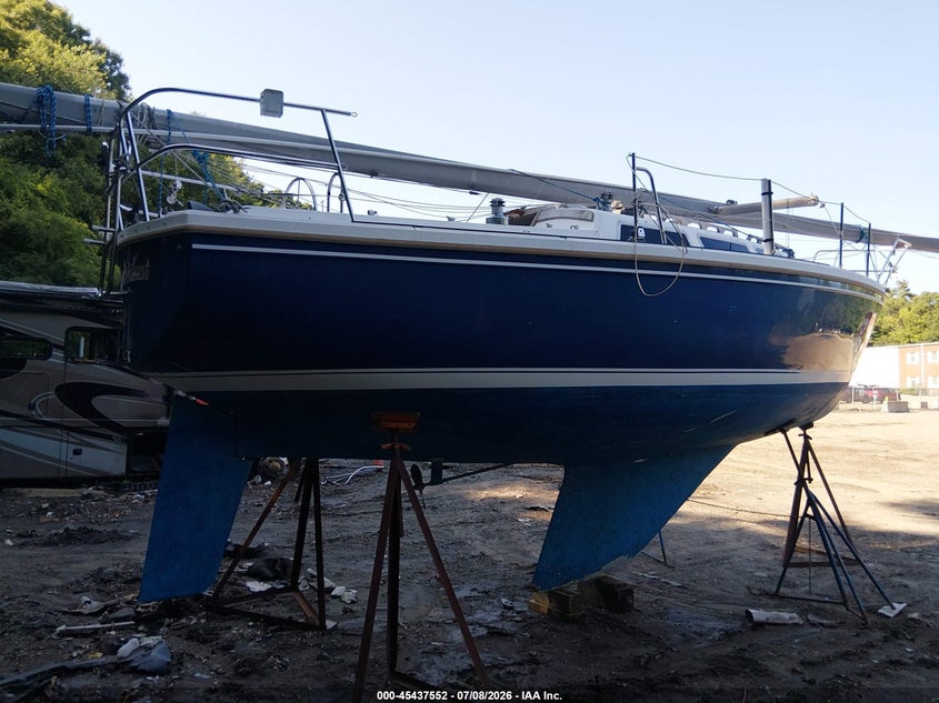 1985 CATALINA 30' auction photo 4