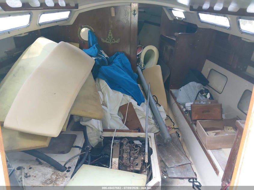 1985 CATALINA 30' auction photo 5