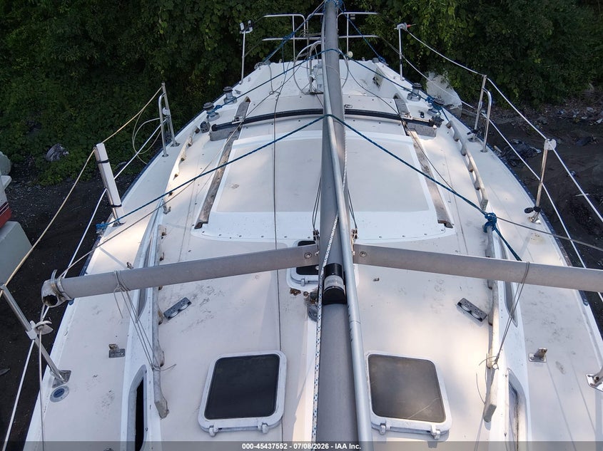 1985 CATALINA 30' auction photo 8