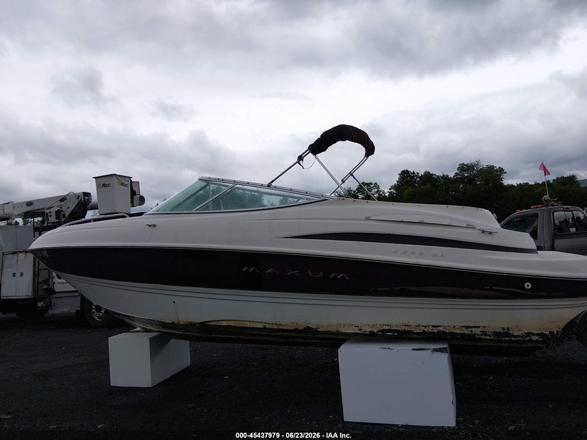 2002 MAXUM 23' auction photo 6