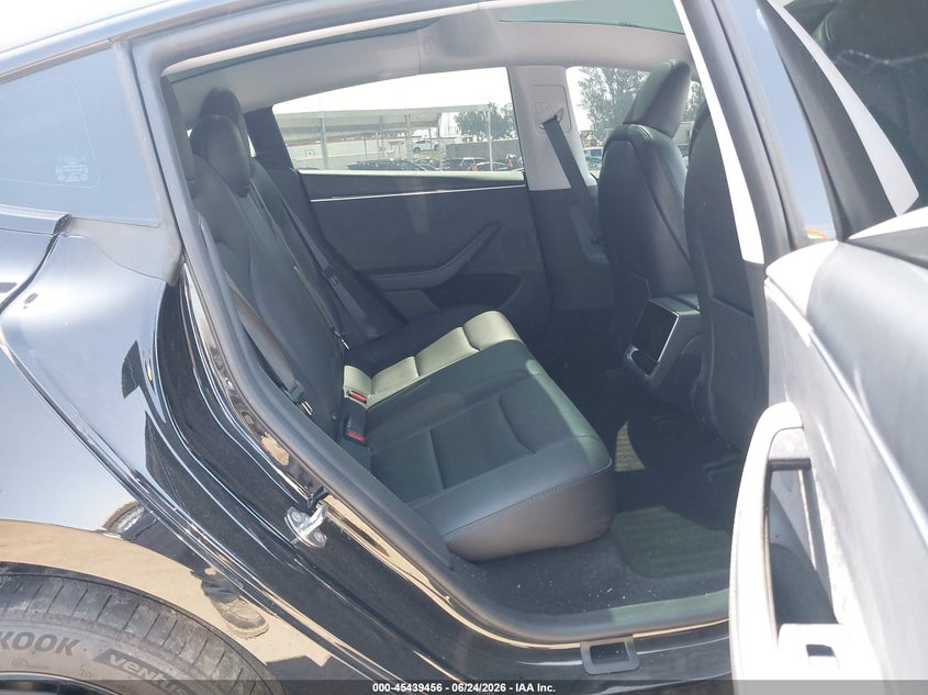 TESLA MODEL 3 - zdjęcie 8