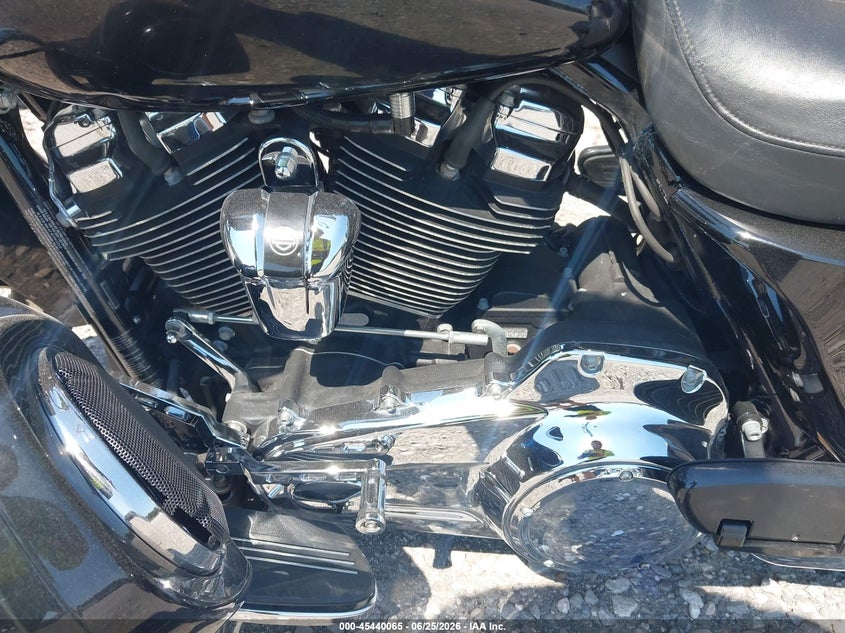 2017 Harley-Davidson Fltrxs Road Glide Special VIN: 1HD1KTC11HB638325 Lot: 45440065