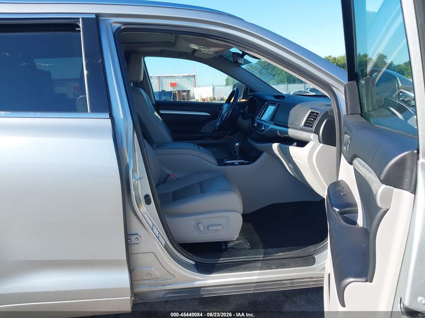 2017 TOYOTA HIGHLANDER auction photo 5