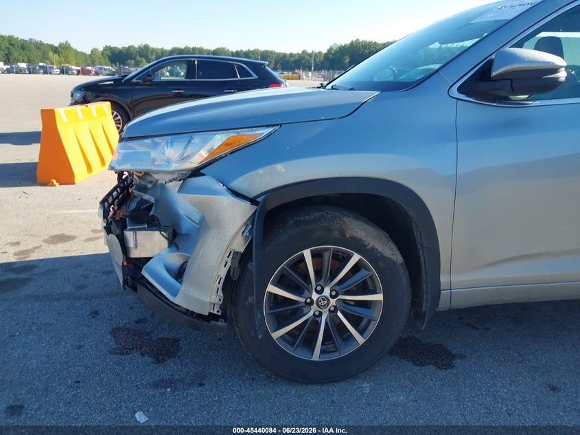 2017 TOYOTA HIGHLANDER auction photo 6