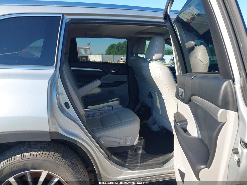 2017 TOYOTA HIGHLANDER auction photo 8