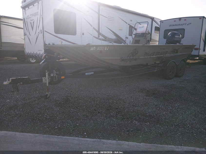 2018 TRACKER 21' auction photo 2
