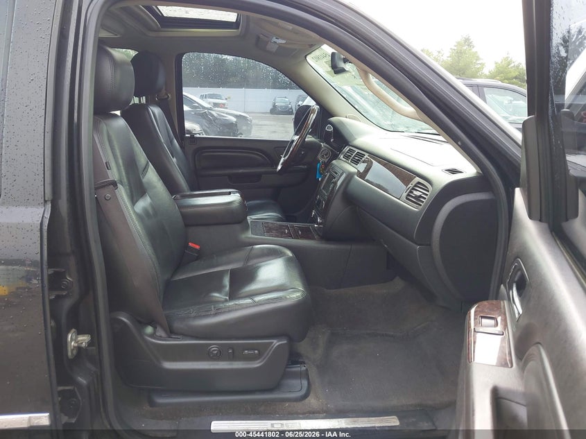 2011 GMC YUKON XL 1500 auction photo 5