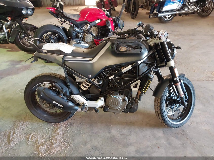 2020 Husqvarna Vitpilen 401/Svartpilen 401 VIN: MD2JUJ407LC262121 Lot: 45442400