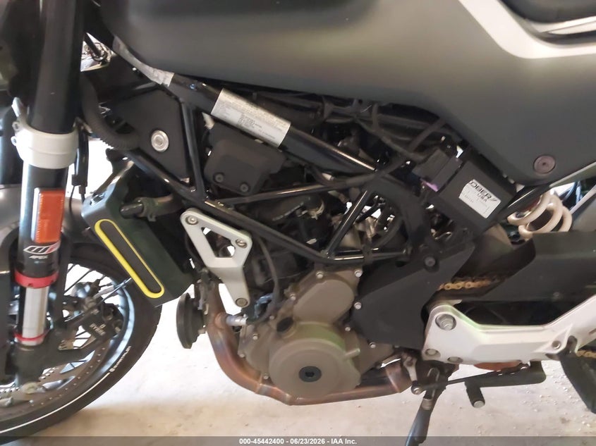 2020 Husqvarna Vitpilen 401/Svartpilen 401 VIN: MD2JUJ407LC262121 Lot: 45442400