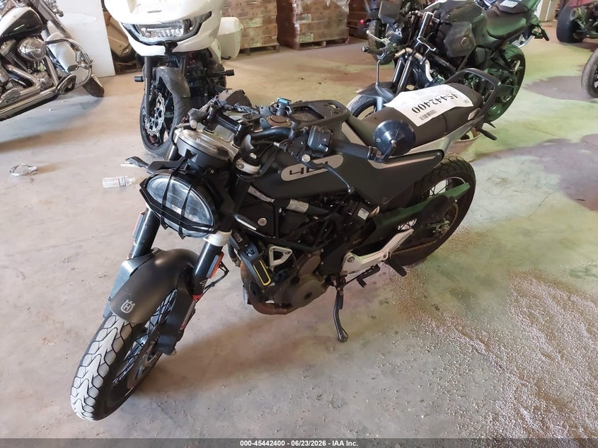 2020 HUSQVARNA VITPILEN 401/SVARTPILEN 401 auction photo 2