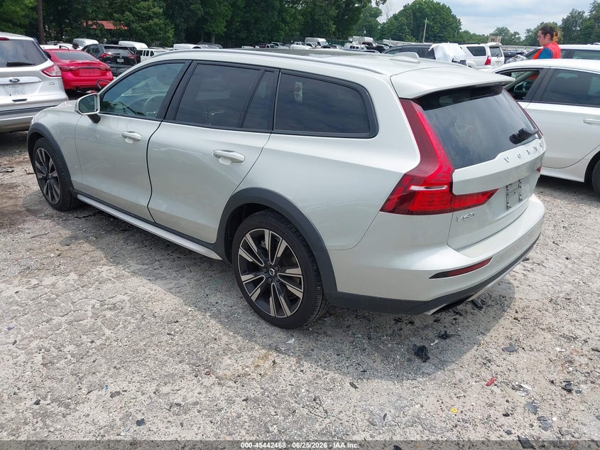 2020 VOLVO V60 CROSS COUNTRY auction photo 3