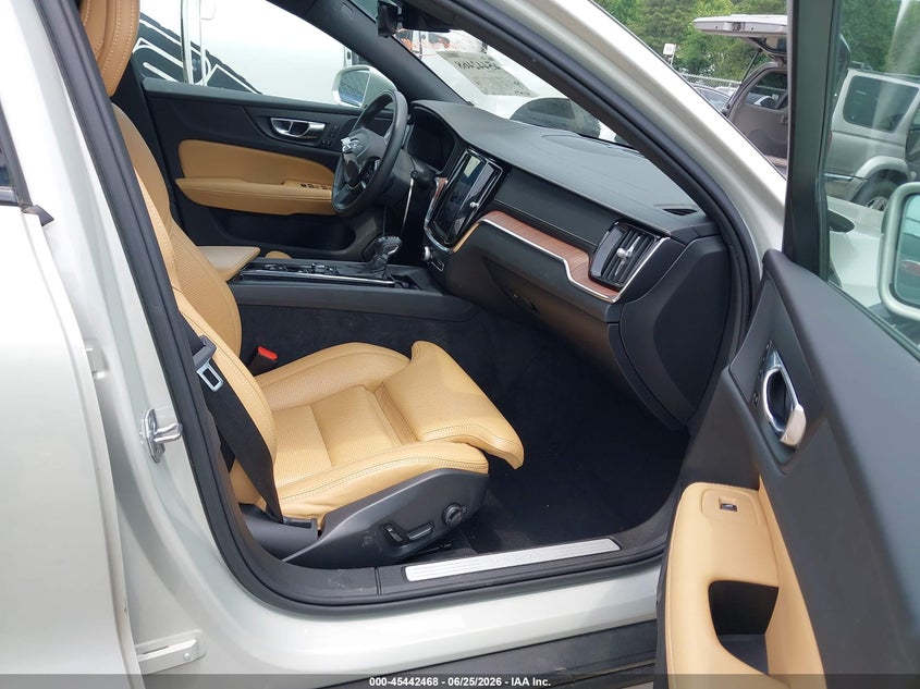 2020 VOLVO V60 CROSS COUNTRY auction photo 5