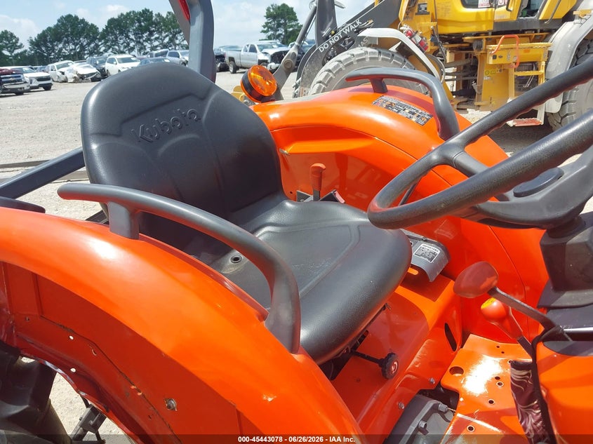 2015 KUBOTA TRACTOR auction photo 5