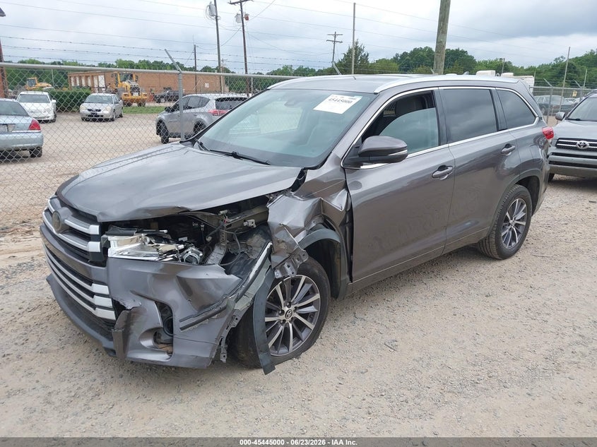 5TDKZRFH7JS544235 2018 Toyota Highlander Xle photo 1
