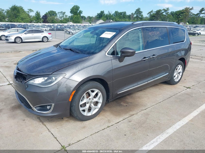 2017 CHRYSLER PACIFICA auction photo 2
