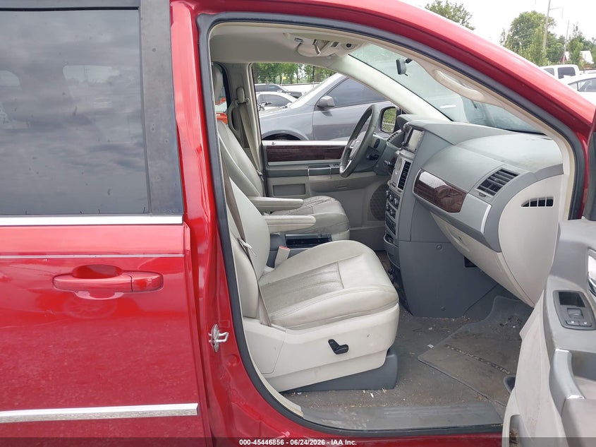 2009 CHRYSLER TOWN & COUNTRY auction photo 5