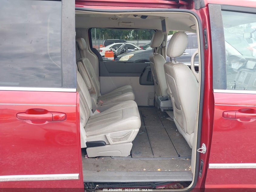 2009 CHRYSLER TOWN & COUNTRY auction photo 8