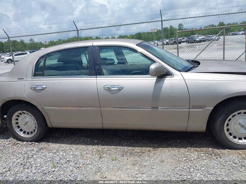 1999 Lincoln Town Car Executive VIN: 1LNHM81W6XY718801 Lot: 45446878