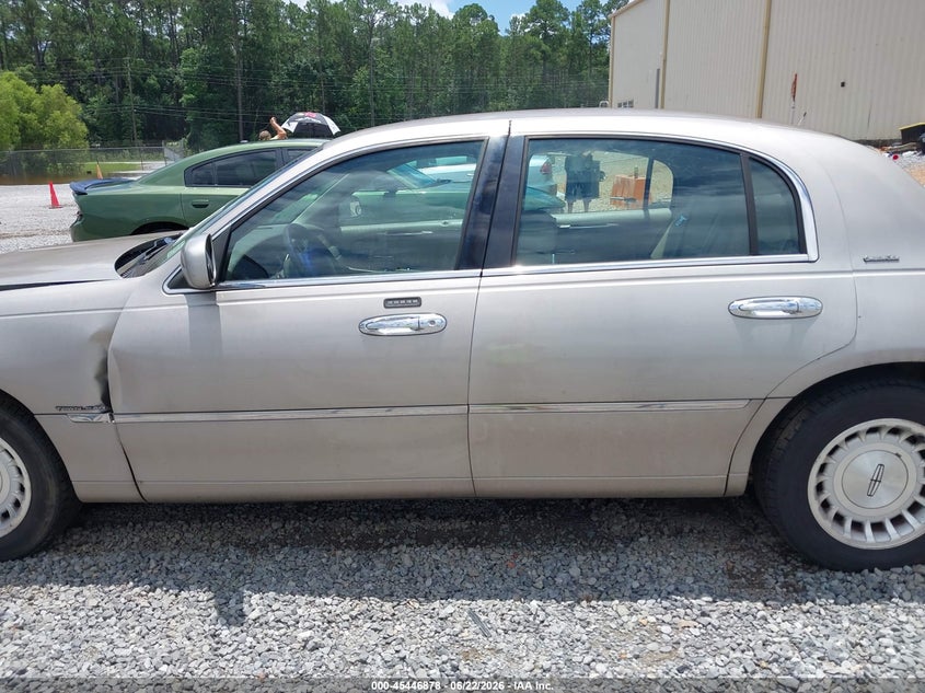 1999 Lincoln Town Car Executive VIN: 1LNHM81W6XY718801 Lot: 45446878