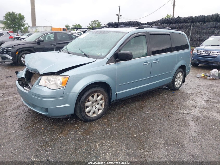 2010 CHRYSLER TOWN & COUNTRY auction photo 2