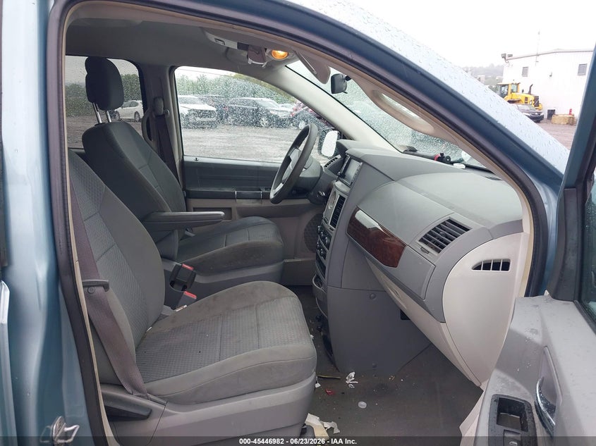 2010 CHRYSLER TOWN & COUNTRY auction photo 5