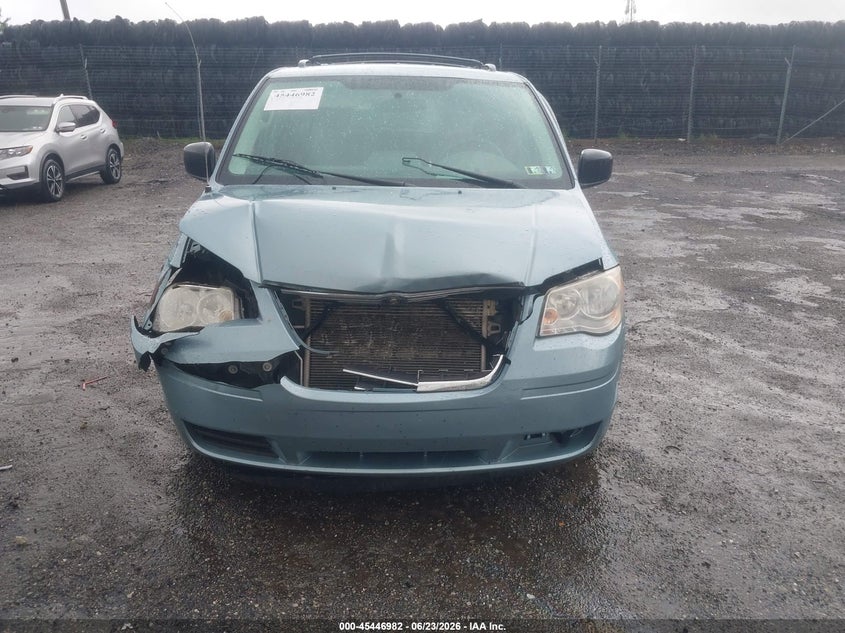 2010 CHRYSLER TOWN & COUNTRY auction photo 6