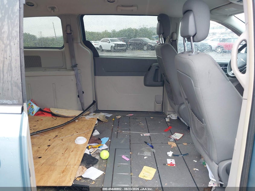 2010 CHRYSLER TOWN & COUNTRY auction photo 8