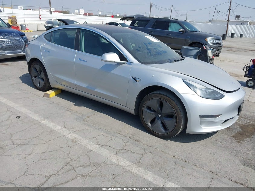 TESLA MODEL 3 - zdjęcie 1