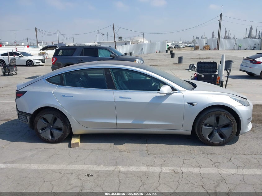 TESLA MODEL 3 - zdjęcie 14
