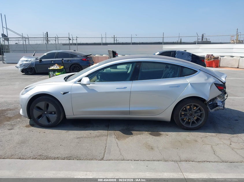 TESLA MODEL 3 - zdjęcie 15