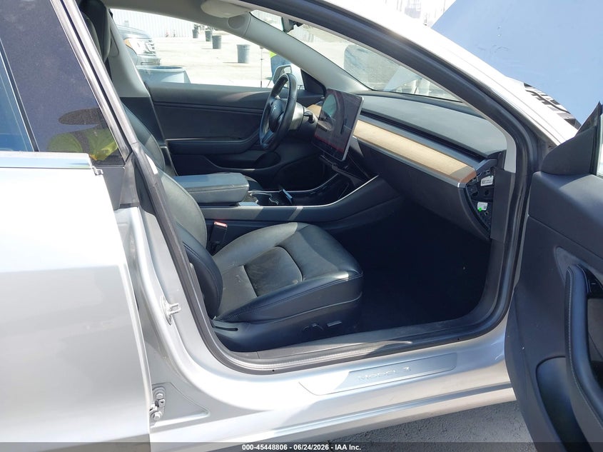 TESLA MODEL 3 - zdjęcie 5