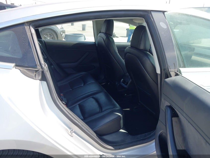 TESLA MODEL 3 - zdjęcie 8