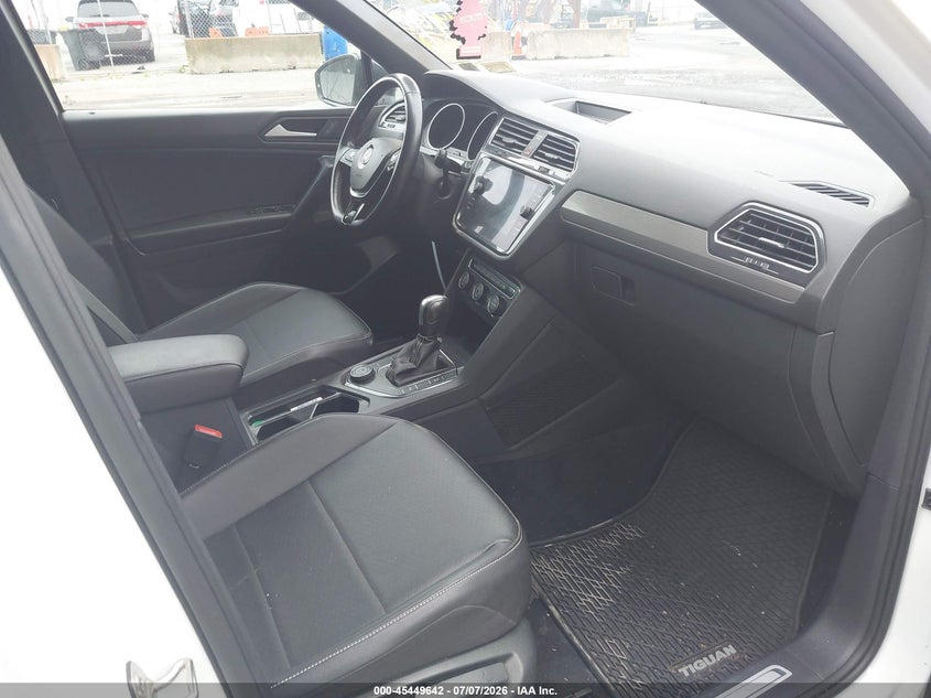 2021 Volkswagen Tiguan - view 5