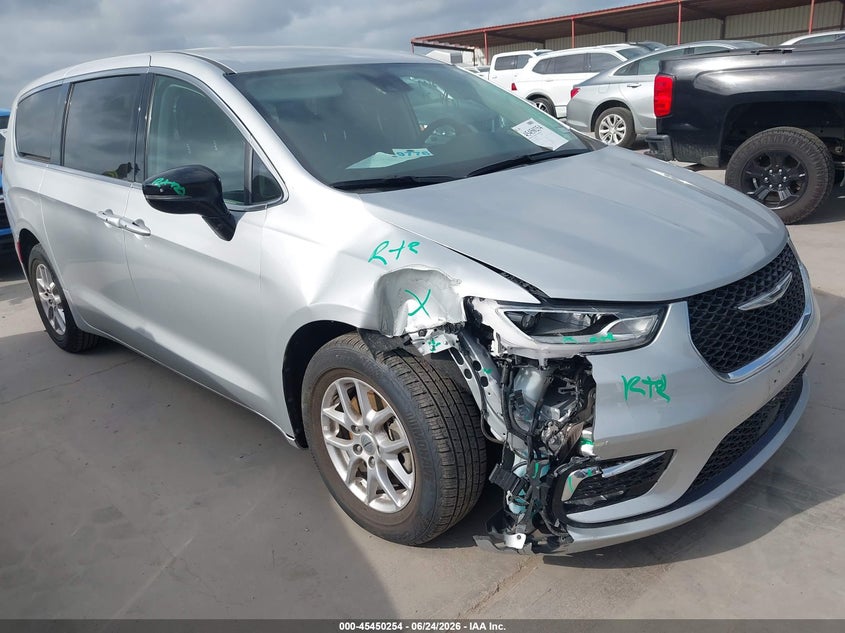 Vin: 2c4rc1bg8rr125555, lot: 45948367, chrysler pacifica touring l 2024 img_1