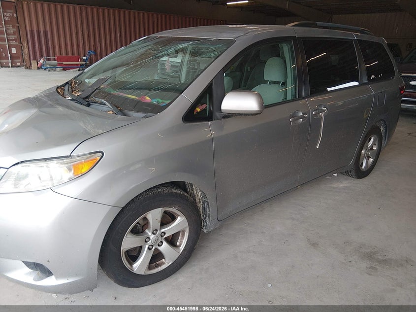 2016 TOYOTA SIENNA auction photo 2