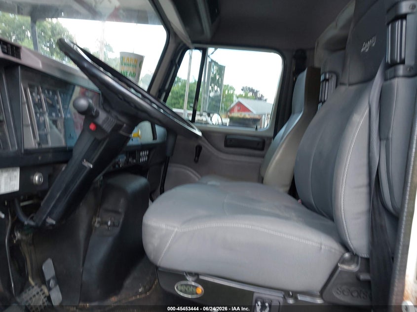1999 INTERNATIONAL 4000 auction photo 7