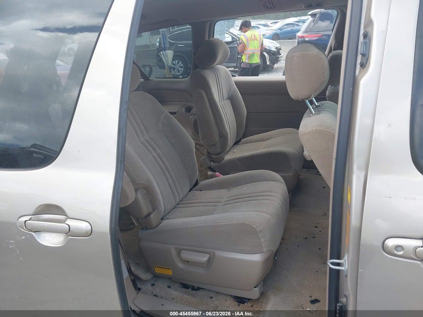 2003 TOYOTA SIENNA auction photo 8