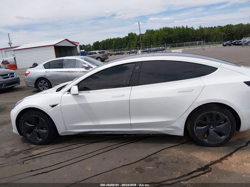 TESLA MODEL 3 - zdjęcie 15