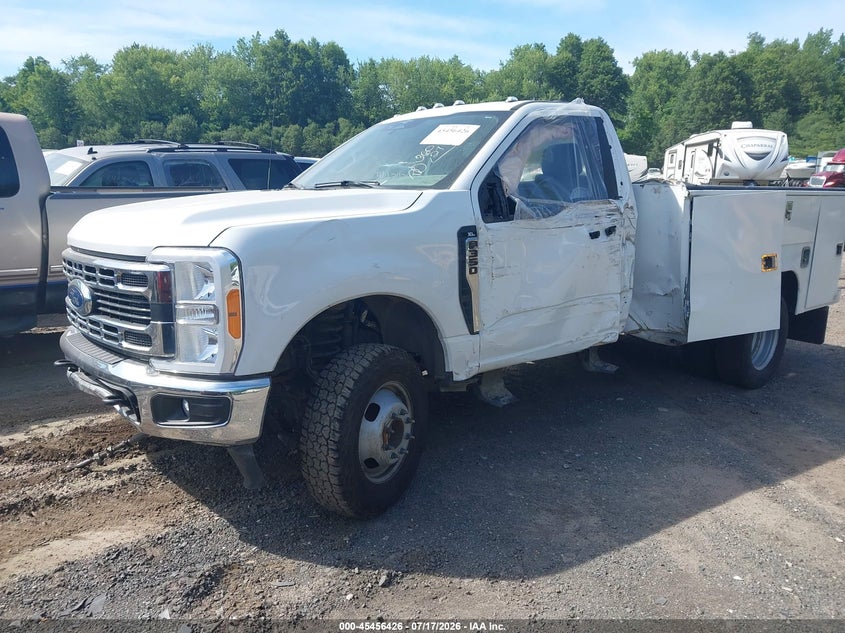 2023 FORD F-350 CHASSIS auction photo 2